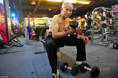 Được biết, ông Shen Hua khi còn trẻ là một nhân viên bán hàng và chưa từng tập thể dục.