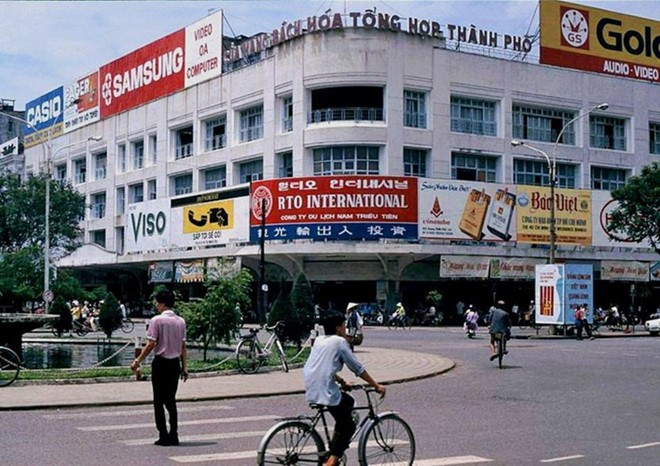 Giai đoạn 1980 - 1990, trên cơ sở sáp nhập Cửa hàng Phục vụ thiếu nhi và các quầy hàng chuyên doanh trong tòa nhà trước đó, tòa nhà lại được chuyển đổi thành cửa hàng bách hóa tổng hợp do Sở Thương nghiệp TP.HCM (nay là Sở Công Thương) quản lý. Đây là một trong những cửa hàng lớn nhất Việt Nam thời bấy giờ. Ảnh: Website Thương xá Tax.