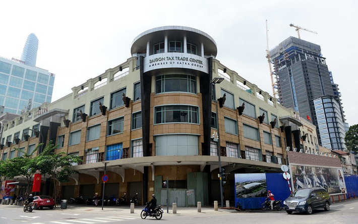 Thương xá Tax được xây dựng vào năm 1922, khánh thành năm 1924 và mang tên Grands Magasins Charner (GMC). Đây là công trình mang tính biểu tượng của khu vực, trung tâm thương mại (TTTM) lâu đời và nổi tiếng nhất tại TP.HCM có diện tích 9.200 m2, nằm ngay trung tâm quận 1, tiếp giáp 3 đại lộ mua bán sầm uất và nhộn nhịp nhất thành phố là Nguyễn Huệ, Lê Lợi và Pasteur.