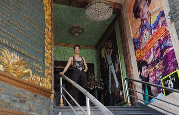 Ngay cổng vào tòa biệt thự thế kỷ, có thể dễ dàng nhìn thấy hai tấm hình ấn tượng với hàng chữ "King Pop" (vua nhạc pop) và kế bên là hình ảnh của Ngọc Sơn với hàng chữ "Vua nhạc sến".