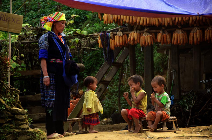 Trên suốt quãng đường rong chơi, tôi hay bắt gặp những người mẹ chậm rãi địu con đi trên đường hay những người mẹ có cả vài đứa con líu ríu quanh chân. Điểm chung là họ còn rất trẻ.