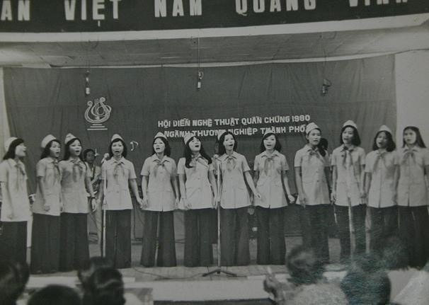 Đúng ngày Quốc tế Thiếu nhi 1/6/1978, một lần nữa Thương xá Tax lại đổi tên thành Cửa hàng Phục vụ thiếu nhi thành phố, với đội ngũ mậu dịch viên khăn quàng đỏ, đánh dấu sự náo nhiệt trở lại của tòa nhà sau một thời gian trầm lắng. Ảnh: Website Thương xá Tax.