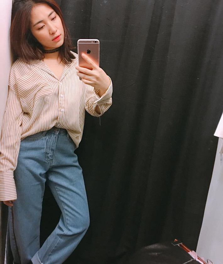 Quay trở lại với vấn đề hình xăm, Hoà Minzy vẫn không cảm thấy ái ngại như những gì mà khán giả vẫn tưởng. Mới đây, nữ ca sĩ đã đăng ảnh khoe hình xăm này lấp ló nhưng vẫn khá nổi bật giữa nước da trắng mịn của cô.