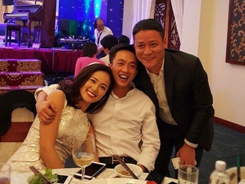 Giữa tâm bão yêu đương, cặp đôi không hề lên tiếng khẳng định hay phủ nhận mà chỉ lặng lẽ song hành bên nhau. Quốc Cường từng đưa Hạ Vi về quê tham dự lễ cưới của một người bạn thân.