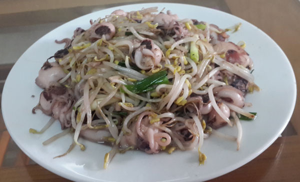 Khi nấu. Khi xào nấu, giá chứa hóa chất ra nước nhiều, và khi ăn thường không có mùi thơm của đậu. Khi xào giá sạch thường không ra nước và khi ăn có vị thơm của đậu.