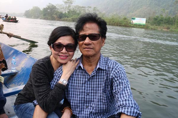 Trong chuyến đi thăm thắng cảnh chùa Hương, bà luôn âu yếm tựa vào chồng.
