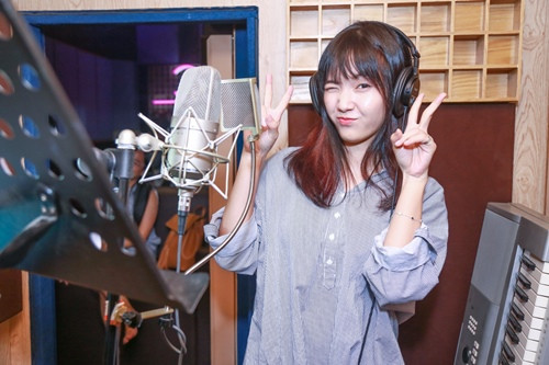 Jang Mi đang là "hiện tượng mạng" được nhắc đến nhiều nhất thời gian qua. Những video clip cover của cô nàng luôn có lượt xem "khủng" trên Youtube. Trong đó, clip thu âm Duyên phận đạt hơn 10 triệu lượt xem. Gần nhất, video Người tình không đến cũng đã gần được 600 ngàn lượt xem chỉ sau 1 tuần ra mắt. Ảnh: Thiên An.