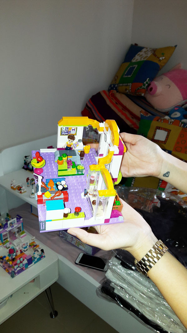 Cô nàng rất thích lego.