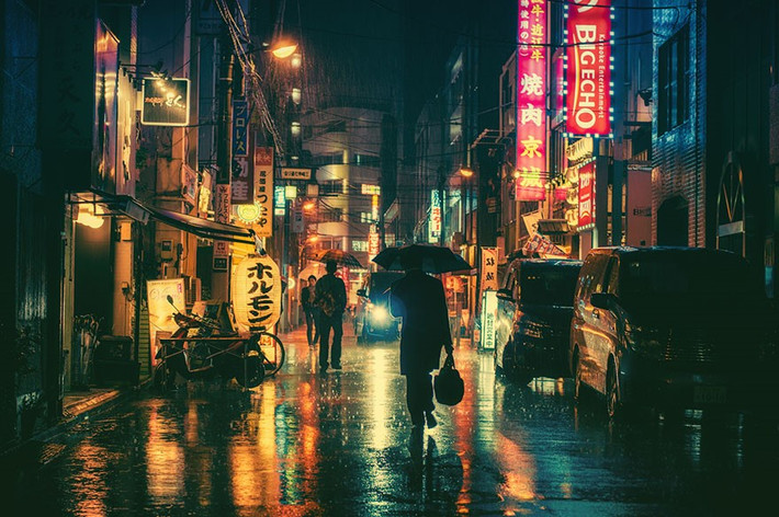 Một công chức hối hả về nhà dưới màn mưa buổi tối.