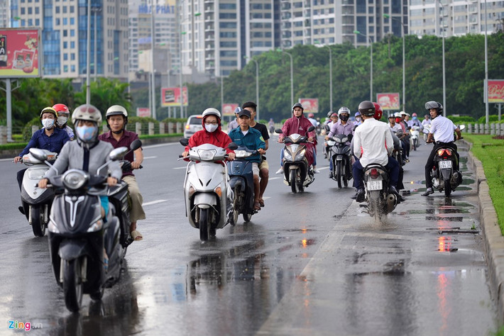 Nhiều xe máy đi theo hướng từ Đại lộ Thăng Long về trung tâm Hà Nội gặp cảnh này đã quay đầu, đi ngược chiều.