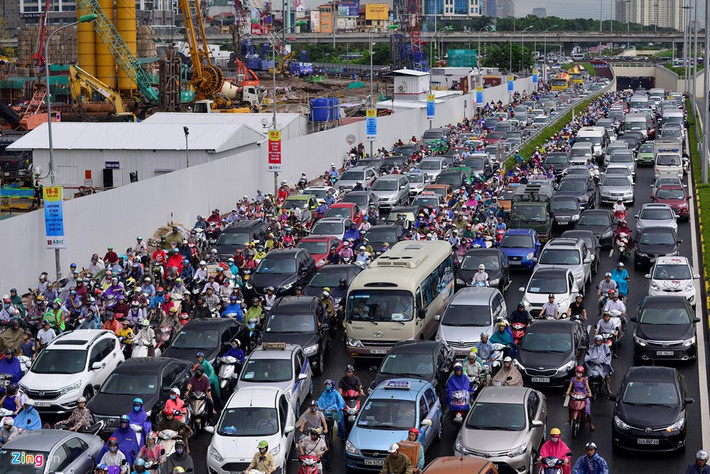 7h sáng 22/8, sau cơn mưa rào kéo dài khoảng 20 phút, hầm chui Trung Hòa (Cầu Giấy, Hà Nội) bị ùn tắc nghiêm trọng.