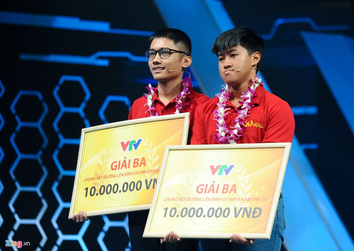 Vì thế, dù chỉ nhận giải ba, Duy Bách vẫn rất vui vẻ, trái ngược với vẻ mặt đau buồn, hối hận của Tiến Tùng kể từ khi trả lời sai từ khoá ở vòng Vượt chướng ngại vật.