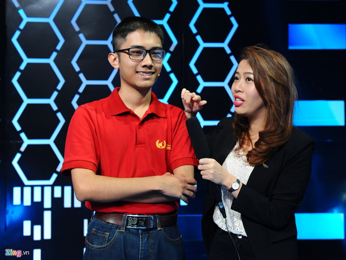 Duy Bách tự tin trả lời MC Diệp Chi trước khi bước vào chặng đua chung kết.