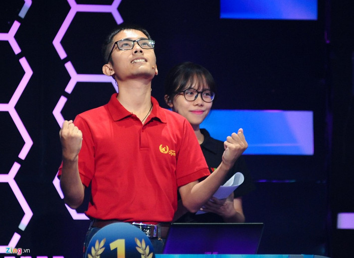 Nụ cười duyên, gương mặt điển trai cùng phong cách chơi rất đẹp đã giúp đại diện của trường TH THPT Chuyên Hà Nội - Amsterdam nhận được sự mến mộ của các bạn nữ.