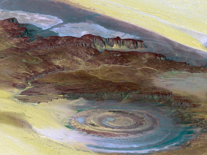 Cấu trúc Richat (Richat Structure) ở Mauritania được biết đến là “con mắt của Sahara” với một kết cấu địa chất hình vòm nổi lên ngay giữa sa mạc. Nơi đây được cho là kết quả của một quá trình xói mòn đất, cũng có người cho là tàn tích của một vụ phun trào núi lửa hay va chạm thiên thạch từ xưa.