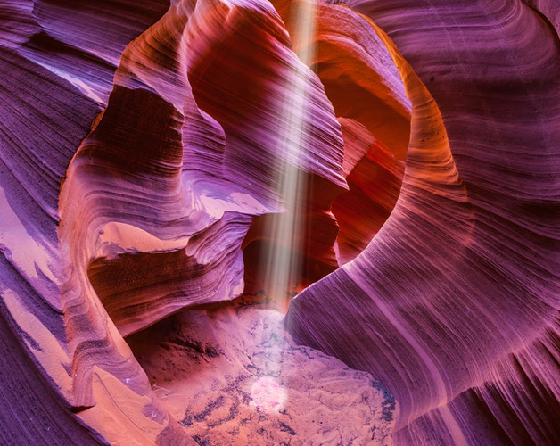 Hẻm núi Antelope của Arizona, Mỹ là một hẻm núi sa thạch được hình thành do những trận lụt và gió mùa qua hàng triệu năm.