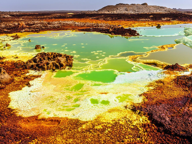 Vùng lõm Danakil (Danakil Depression) ở Ethiopia của châu Phi là nơi khắc nghiệt nhất trên hành tinh bởi sức nóng khủng khiếp và những dòng dung nham sôi sung sục ở các khu vực trũng. Danakil cũng là nơi được mệnh danh là “vùng đất thần Chết không bao giờ ngủ quên”.