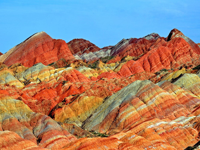 Dãy núi Zhangye Danxia của Trung Quốc với những màu sắc rực rỡ và tươi sáng được hình thành cách đây 27 triệu năm.