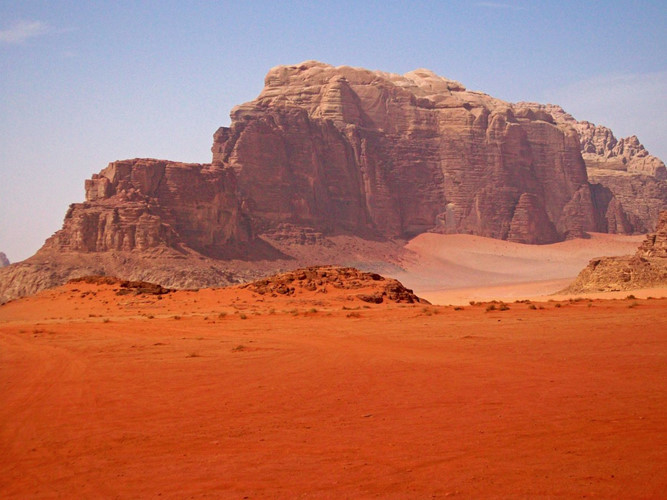 Vùng đất màu đỏ cam ở sa mạc Wadi Rum tại Jordan với cảnh quan siêu thực và độc đáo khiến nhiều người ngỡ như mình đang lạc vào một hành tinh khác.