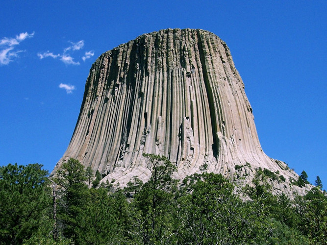 Tháp Devil hay còn gọi là Tháp Quỷ ở Wyoming, Mỹ là một khối đá thiên nhiên kì vĩ được tạo thành do hoạt động của núi lửa từ hàng chục triệu năm trước. Trên bề mặt của tháp có nhiều đường rãnh kỳ lạ mà những người dân địa phương tin rằng là do một con quái vật khổng lồ gây nên.