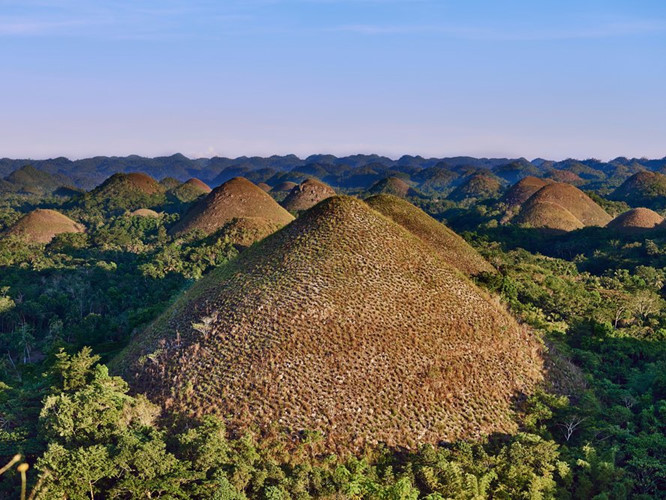 Những ngọn đồi sôcôla ở Philippines không phải được làm từ sôcôla mà là do một loại cỏ chuyển thành màu nâu vào mùa khô tạo nên.