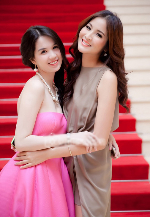 Ngọc Trinh có vẻ như không nên chụp chung hình với những người đẹp khác nếu không muốn bị lép vế chiều cao.