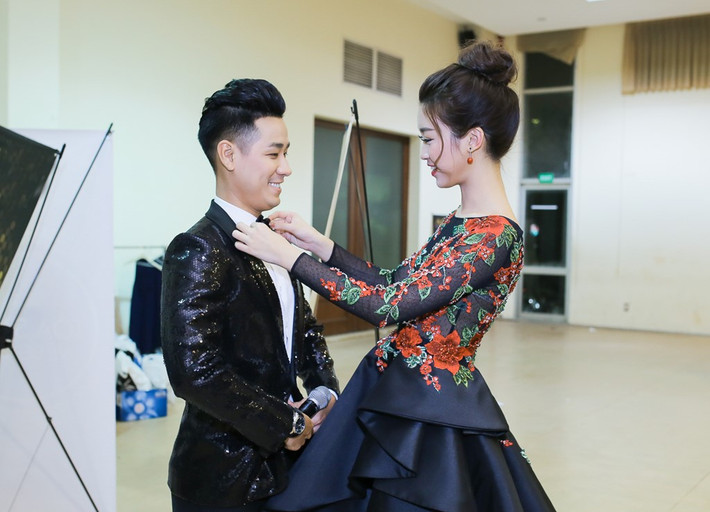 MC đang gây "bão" sau loạt sự cố trong lễ trao giải Cánh diều vàng - Nguyên Khang bé nhỏ và e ấp bên tân hoa hậu Mỹ Linh trong hậu trường.
