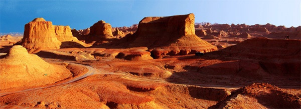 Tại vùng Junggar Basin ở Tân Cương, Trung Quốc có một thành phố vô cùng đặc biệt bởi địa hình kỳ lạ của nó. Người ta đặt tên cho nơi đây là " thành phố Quỷ", hay "thành phố của những hang gió". Nơi này trải dài từ hơn 5km vùng Tây Bắc đến Đông Bắc, rộng 10km2, cao hơn mặt nước biển 350m. Những ngọn núi đá ở thành phố Quỷ biến nơi đây khi thì giống với đình đài nhà cổ, lúc lại tựa một ngôi mộ cổ xưa. Những lỗ châu mai và pháo đài trải đều khắp thành phố Quỷ.