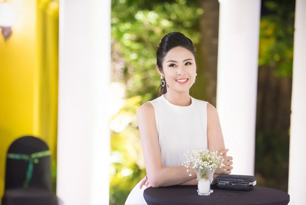 Cũng giống như "đàn em" Kỳ Duyên, hoa hậu Ngọc Hân đăng quang Hoa hậu trong sự tranh cãi của dư luận. Nhiều ý kiến chê bai nhan sắc quê mùa, đen đúa của Ngọc Hân không xứng đáng với danh hiệu Hoa hậu. Kể từ khi đăng quang, Ngọc Hân không ngừng trau chuốt ngoại hình cùng phong cách thời trang. Đến nay, nàng Hậu đã lột xác để trở thành mỹ nhân thành công trong làng giải trí.