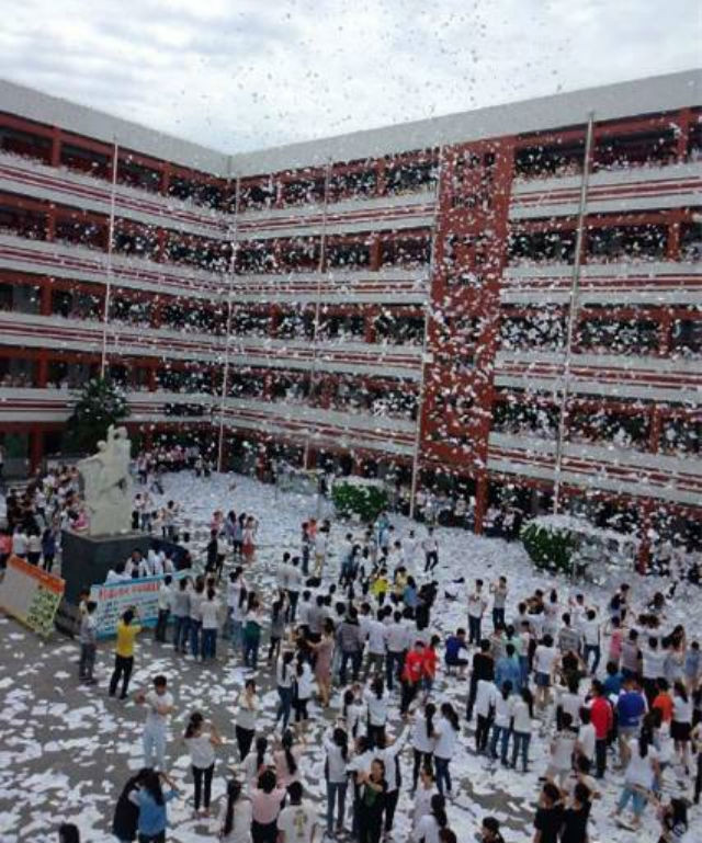 Cuộc thi Gaokao và những áp lực của nó khiến không ít người gặp phải các vấn đề về tâm lý, thậm chí là tự tử, nếu bị bắt gặp gian lận trong cuộc thi này bạn có thể phải chịu án phạt 7 năm tù.