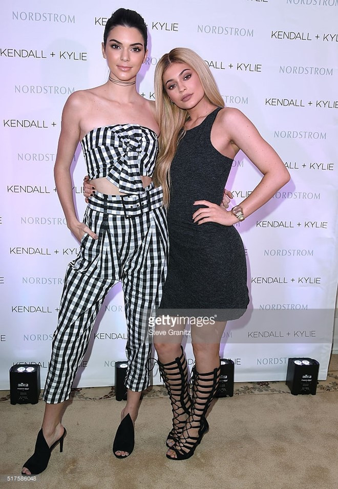 Được mệnh danh là hot girl số một Hollywood, Kylie Jenner (ảnh phải) không thể bỏ qua xu hướng này. Ảnh: Getty