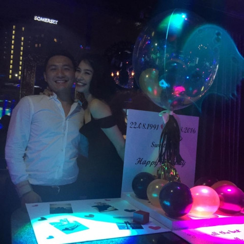 Chỉ ít giờ được đăng tải trên mạng xã hội, màn cầu hôn lãng mạn của cặp đôi này đã được bạn bè và đông đảo người dùng mạng chia sẻ bày tỏ sự ghen tị và chúc phúc cho họ. Nhanh chóng danh tính của cặp đôi có màn cầu hôn khiến nhiều người ghen tị này được chia sẻ. Cô gái có tên Trần Thu Trà và chàng trai là Duy Anh.