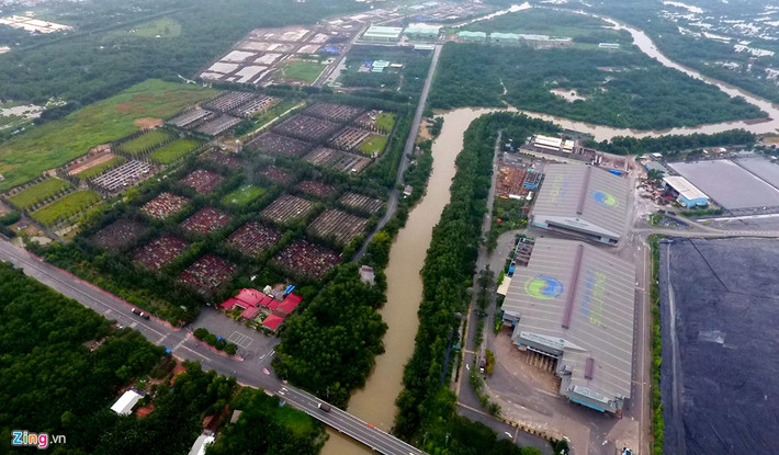 Phía trước khu liên hợp xử lý rác này là một nghĩa trang lớn cũng mang tên Đa Phước, cách khu dân cư hai bên quốc lộ 50 khoảng 1 km.