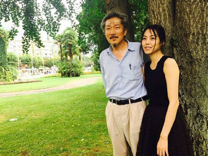 Gia đình đạo diễn Hong Sang Soo rạn nứt vì sự xuất hiện của “kẻ thứ ba” là Kim Min Hee. Hai người hợp tác trong phim Right Now, Wrong Then. Sau đó, cả hai công khai qua lại. Đạo diễn Hong đã bỏ nhà để ra riêng sống cùng Kim Min Hee. Vụ việc bị phanh phui vào tháng 6 năm nay khiến dư luận Hàn rất bất bình. Nhiều lời chỉ trích hướng về nữ diễn viên Người hầu gái. Thậm chí cô còn bị cộng đồng mạng Hàn tẩy chay đòi rút khỏi showbiz. Sau scandal, xuất hiện tin đồn hai người rủ nhau sang nước ngoài cưới chui dù đạo diễn Hong chưa ly hôn.
