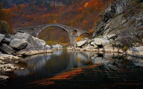 "Cầu quỷ" là một cây cầu bắc qua sông Arda, ở Bulgaria. Nó được xây dựng từ năm 1515 đến năm 1518 bởi người Ottoman. (ảnh: Reddit.com).
