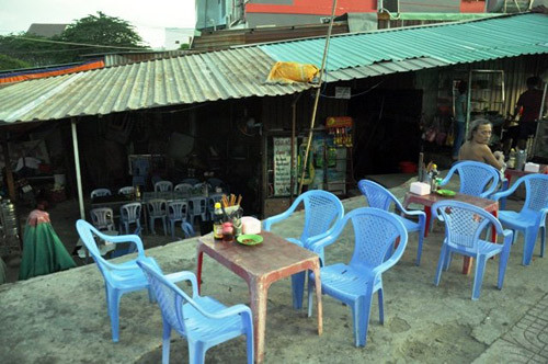 Công việc buôn bán, kinh doanh của người dân ế ẩm.