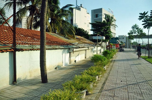 Đứng trên mặt đường Phạm Văn Đồng quan sát, khoảng cách giữa mái tôn nhà dân tới mặt đường chỉ cách nhau khoảng 1m, không thể nhìn vào bên trong nhà.