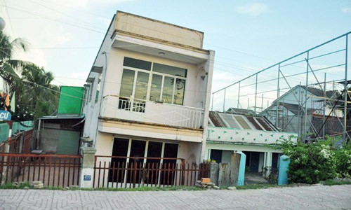 Nhiều căn nhà dọc đại lộ Phạm Văn Đồng đoạn qua địa bàn phường Hiệp Bình Chánh, quận Thủ Đức bỗng dưng bị biến thành hầm.