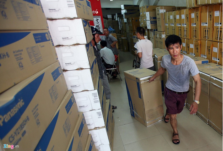 Hà Nội trở lại những ngày nắng nóng cao điểm. Các cửa hàng bán quạt và điều hòa trên đường Tôn Đức Thắng (Hà Nội) rất đông khách. Người quản lý tại đây cho biết, liên tục có khách gọi điện đặt hàng. Sản phẩm được đặt mua nhiều nhất là các thiết bị giải nhiệt như quạt phun sương, điều hòa hai chiều.