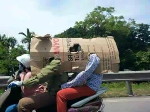 Chống nắng nóng bằng bìa các tông là phương thức được rất nhiều người lựa chọn khi di chuyển trên đường.