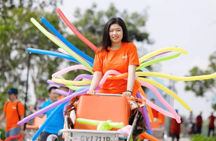Cuộc thi đạp xích lô tiếp sức thu hút nhiều cặp đôi tham gia.