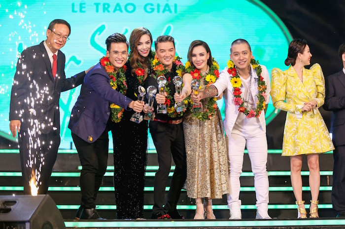 Lần hiếm hoi Hà Hồ - Hương Hồ đứng chung sân khấu.