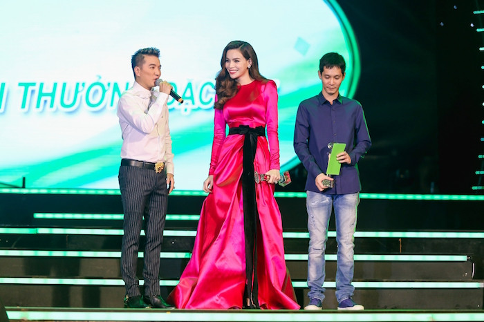 Anh cũng là người trao giải cho Hồ Ngọc Hà.