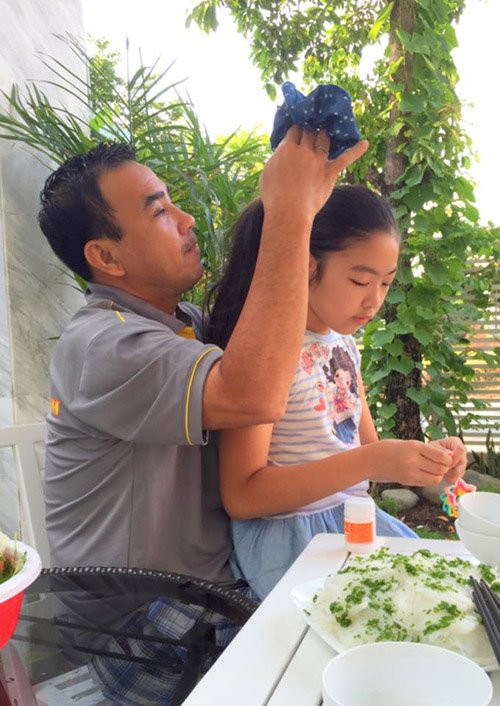 MC Quyền Linh thích thú tự tay cột tóc cho con gái cưng: “Tuy có hơi vụng về trong việc cột tóc, nhưng con gái không chê là ba vui rồi”.