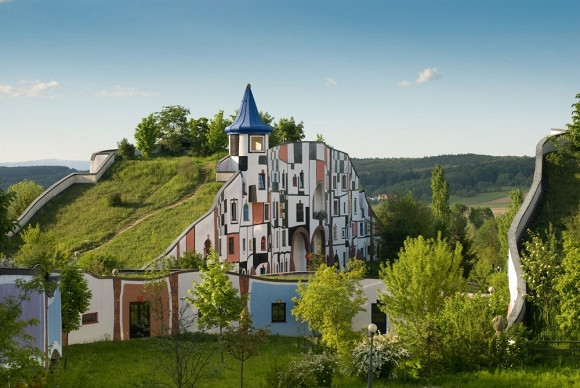 Khách sạn ở Áo Spa Hotel, được thiết kế bởi kiến trúc sư người Áo Friedensreich Hundertwasser (Friedensreich Hundertwasser), - một kiệt tác kiến trúc đúng nghĩa. Trên mái nhà nhấp nhô bụi cây và cỏ.