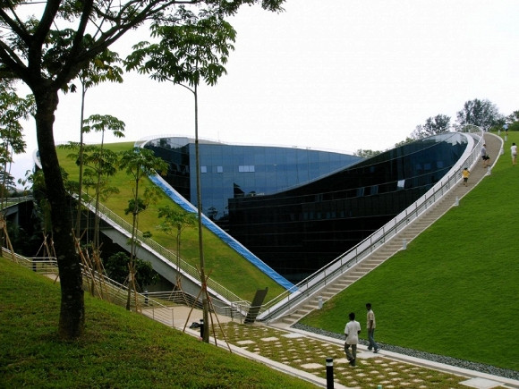Đại học Campus Campus Đại học Công nghệ Nanyang (Nanyang Technological University) - lớn nhất tại Singapore và chắc chắn là đẹp nhất. Những giờ mệt mỏi vì học trong bốn bức tường của các sinh viên sẽ được giải tỏa bằng việc di chuyển lên mái nhà để tâm trạng thư thái.