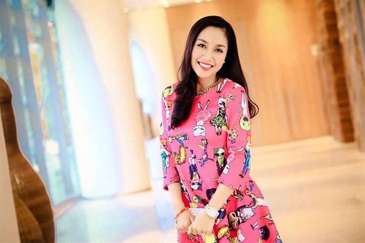 Bà mẹ bỉm sữa sở hữu vẻ ngoài tươi trẻ, hiện đại.