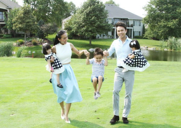 MC Huyền Ny Từ khi về nước tham gia showbiz Việt, Huyền Ny khá kín tiếng về đời tư. Cô thường chia sẻ những khoảnh khắc đời thường một mình vui vẻ nên ai cũng nghĩ rằng người đẹp vẫn còn độc thân. Bởi vậy, khi người tình tin đồn một thời của Đan Trường tiết lộ đã có chồng và 3 con đã khiến công chúng rất bất ngờ.