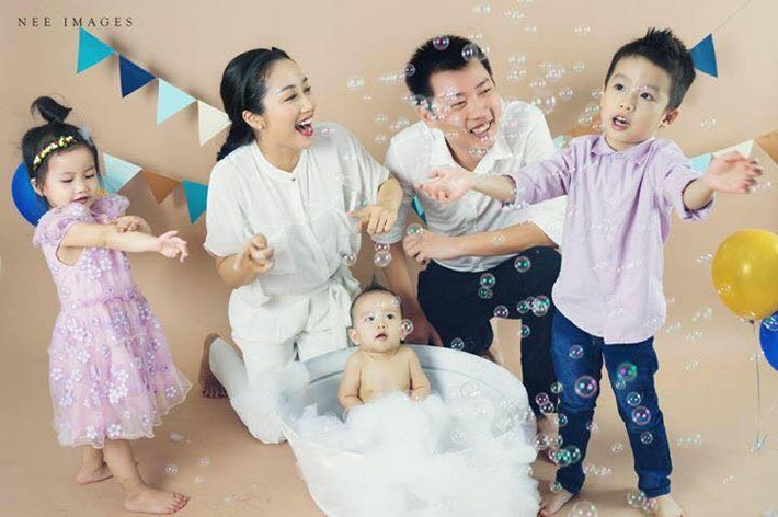 “4 năm rồi, ba mẹ mới có chuyến đi không có các em bé. Lần cuối cùng đi riêng là khi Coca tròn 1 tuổi, đi Campuchia. Rồi sau đó Cola, Cacao lần lượt ra đời. Cuộc sống của ba mẹ chỉ quay cuồng xoay quanh các con, một buổi đi ăn, đi xem phim chung gần như còn không có”, nữ diễn viên xinh đẹp viết trên trang cá nhân trong chuyến du lịch đầu năm nay.