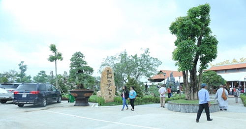 Hai phiến đá lớn được khắc câu đối: "Thiên kinh địa nghĩa kim do cổ. Xuân tự thu thường cựu canh tân".